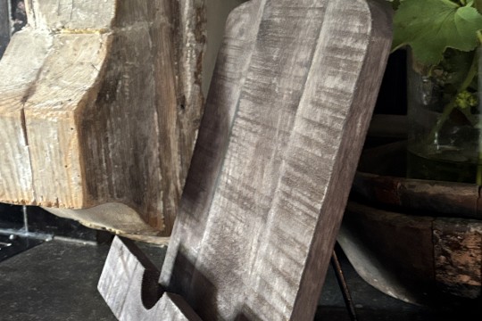 Donkere houten boekenstandaard